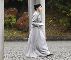 Japanese Princess Aiko visits imperial graveyard
