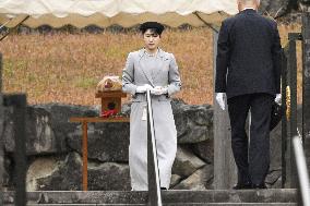 Japanese Princess Aiko visits imperial graveyard