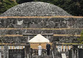 Japanese Princess Aiko visits imperial graveyard