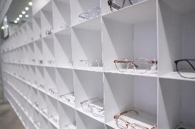 Opening of the discount eyeglasses shop Blacksheep - Paris AJ