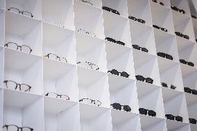 Opening of the discount eyeglasses shop Blacksheep - Paris AJ