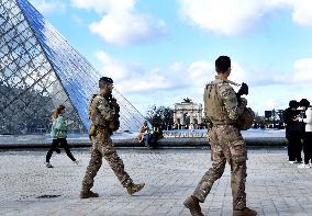 Security Measures At Louvre Museum - Paris