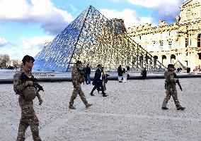 Security Measures At Louvre Museum - Paris