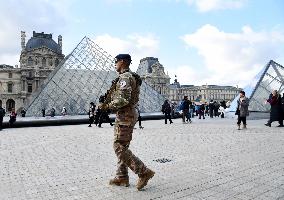 Security Measures At Louvre Museum - Paris