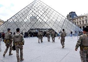 Security Measures At Louvre Museum - Paris