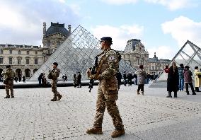 Security Measures At Louvre Museum - Paris