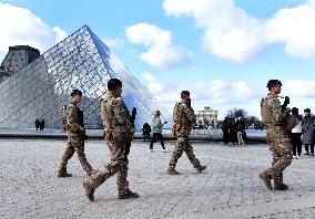 Security Measures At Louvre Museum - Paris