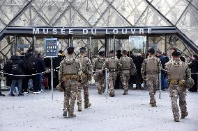 Security Measures At Louvre Museum - Paris