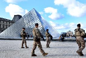 Security Measures At Louvre Museum - Paris