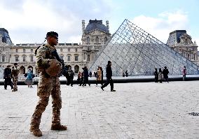 Security Measures At Louvre Museum - Paris