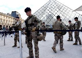 Security Measures At Louvre Museum - Paris