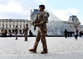 Security Measures At Louvre Museum - Paris