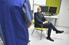 PRINCE DANIEL VISITS TRANSPLANTATION CLINIC