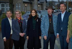 QUEEN MARY VISITS YOUTH SHELTER