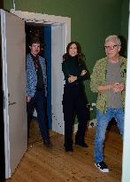 QUEEN MARY VISITS YOUTH SHELTER