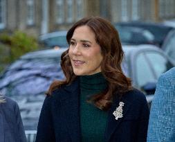 QUEEN MARY VISITS YOUTH SHELTER