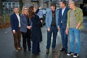 QUEEN MARY VISITS YOUTH SHELTER