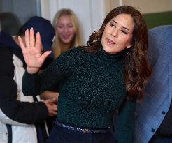 QUEEN MARY VISITS YOUTH SHELTER