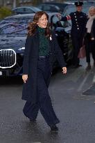 QUEEN MARY VISITS YOUTH SHELTER