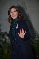 QUEEN MARY VISITS YOUTH SHELTER