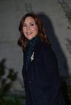 QUEEN MARY VISITS YOUTH SHELTER