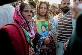 Khan Supporters Protest Outside Rawalpindi Jail - Pakistan