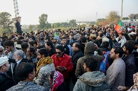 Khan Supporters Protest Outside Rawalpindi Jail - Pakistan