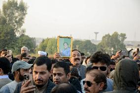 Khan Supporters Protest Outside Rawalpindi Jail - Pakistan