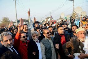 Khan Supporters Protest Outside Rawalpindi Jail - Pakistan