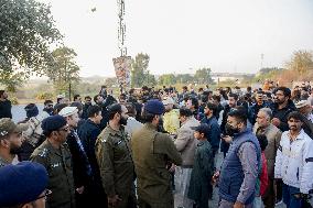 Khan Supporters Protest Outside Rawalpindi Jail - Pakistan