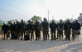 Khan Supporters Protest Outside Rawalpindi Jail - Pakistan