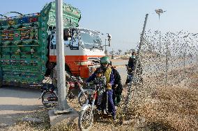 Khan Supporters Protest Outside Rawalpindi Jail - Pakistan