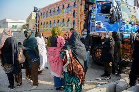 Khan Supporters Protest Outside Rawalpindi Jail - Pakistan