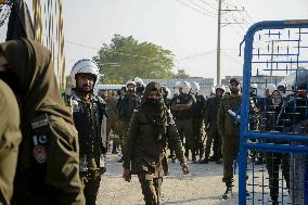 Khan Supporters Protest Outside Rawalpindi Jail - Pakistan