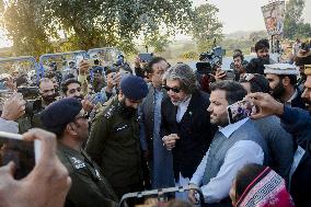 Khan Supporters Protest Outside Rawalpindi Jail - Pakistan