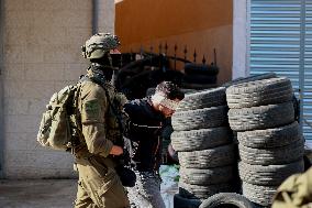 Israeli Forces Detain Qalqilya Palestinian - West Bank