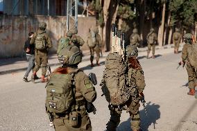 Israeli Forces Detain Qalqilya Palestinian - West Bank