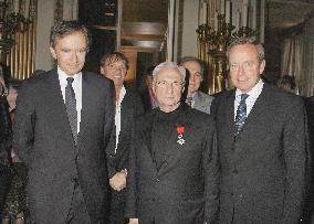 Frank Gehry knighted with the French Legion of Honor - Paris