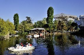 FRANCE, PARIS (75) BOIS DE BOULOGNE, JARDIN D'ACCLIMATATION, RADIO CONTROL BOATS BASIN, IN BACKGROUND THE FONDATION LOUIS VUITTO