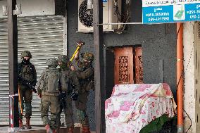 Israeli Forces Detain Qalqilya Palestinian - Palestine