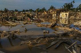 Death Toll From Devastating Floods Passes 900 - Indonesia