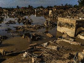 Death Toll From Devastating Floods Passes 900 - Indonesia