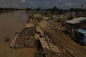 Death Toll From Devastating Floods Passes 900 - Indonesia