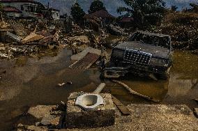 Death Toll From Devastating Floods Passes 900 - Indonesia