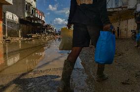 Death Toll From Devastating Floods Passes 900 - Indonesia