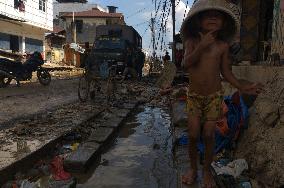 Death Toll From Devastating Floods Passes 900 - Indonesia