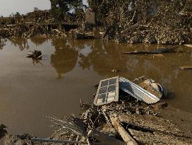 Death Toll From Devastating Floods Passes 900 - Indonesia