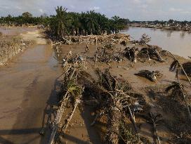 Death Toll From Devastating Floods Passes 900 - Indonesia