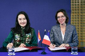 Return of prehistoric cultural property to the Mongolian authorities in Paris FA