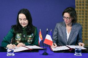 Return of prehistoric cultural property to the Mongolian authorities in Paris FA